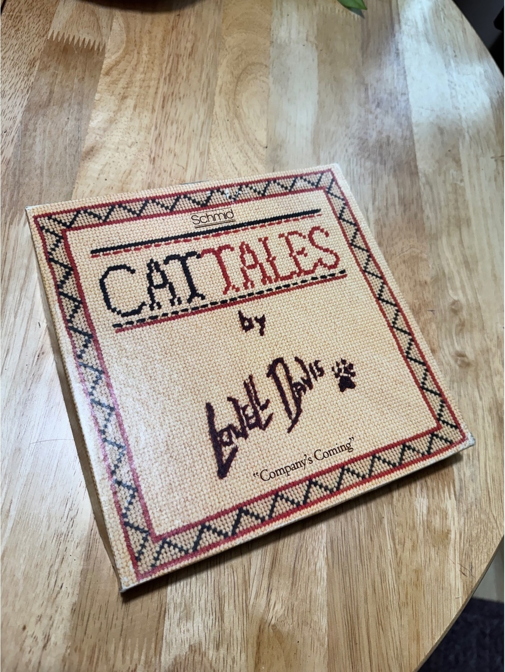 Schmid Cat Tales by Lowell Davis Collector's Porcelain Plate "Company's Coming"